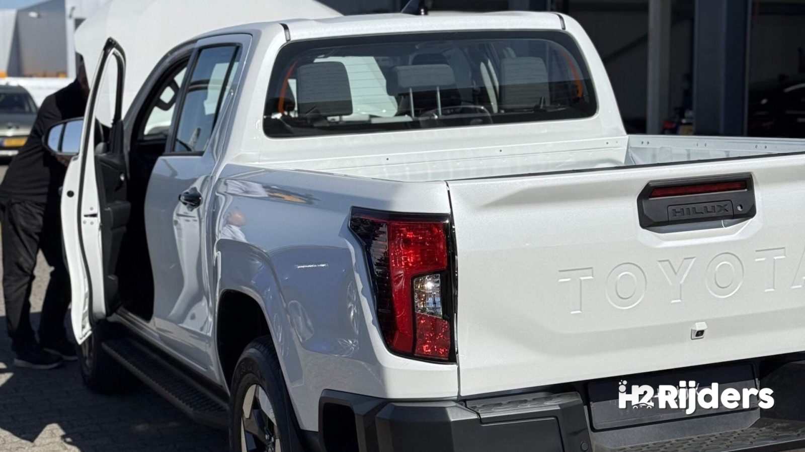 Dutch glass firm goes for a hydrogen Hilux: 'I would rather be out in front'